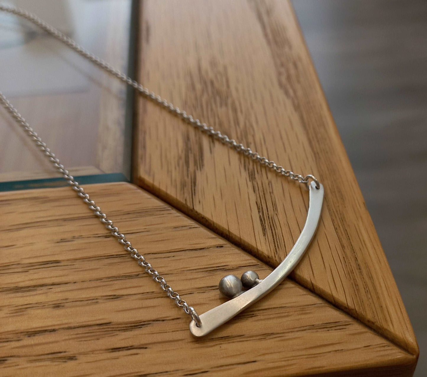 Bar necklace with granules