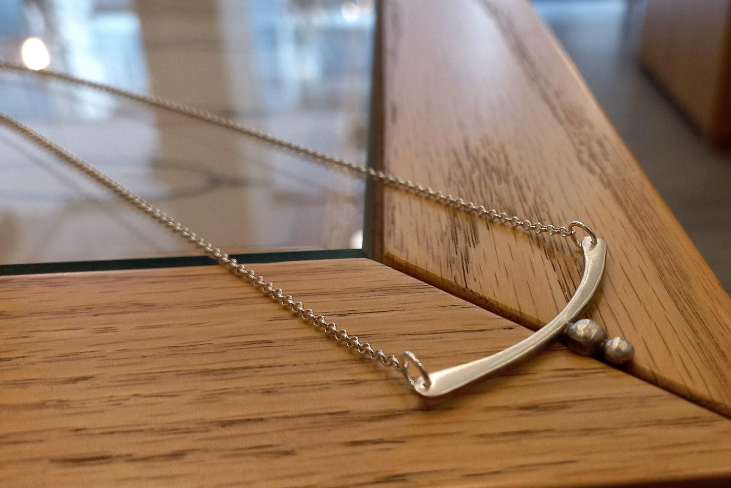 Bar necklace with granules