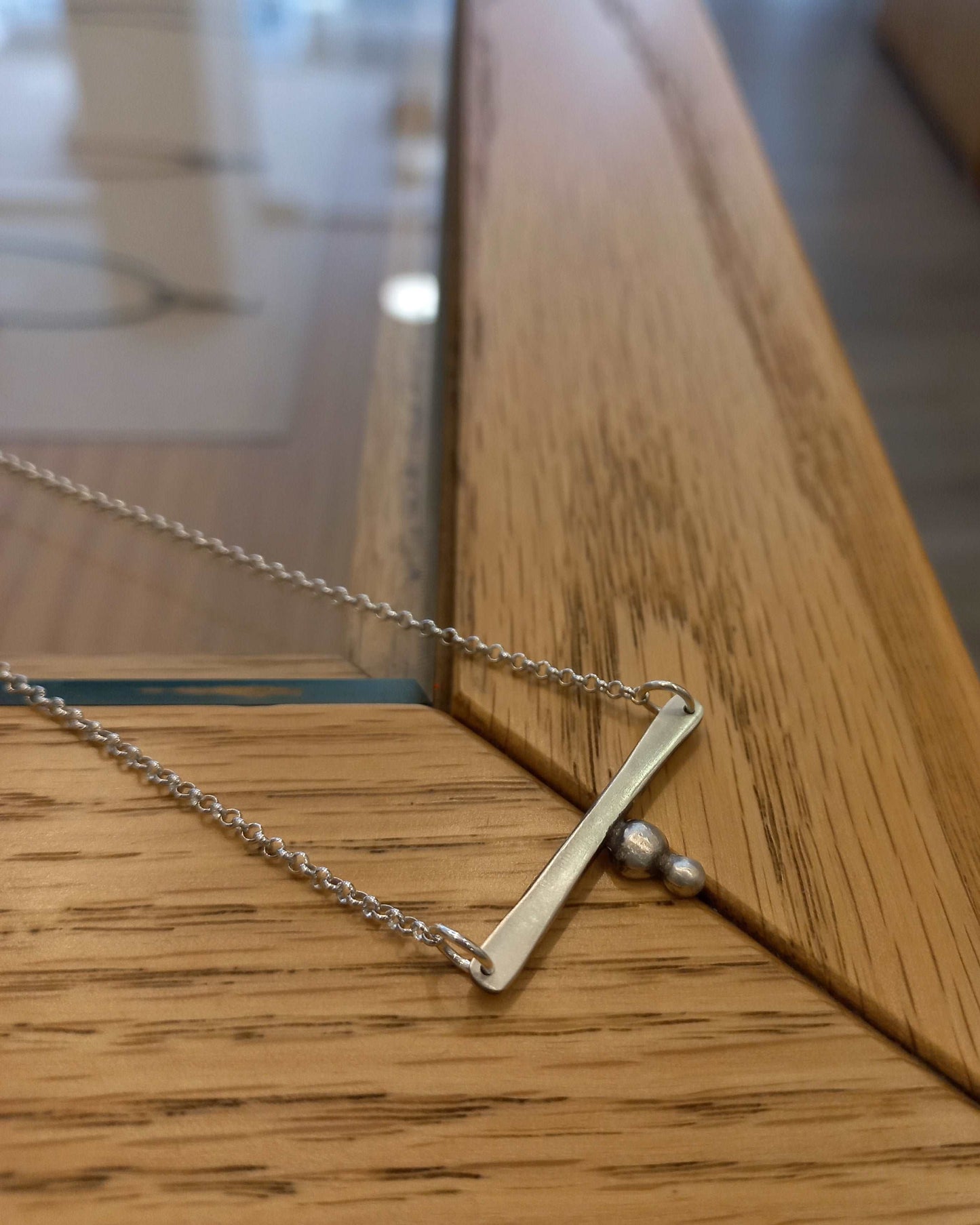 Mini bar necklace with granules