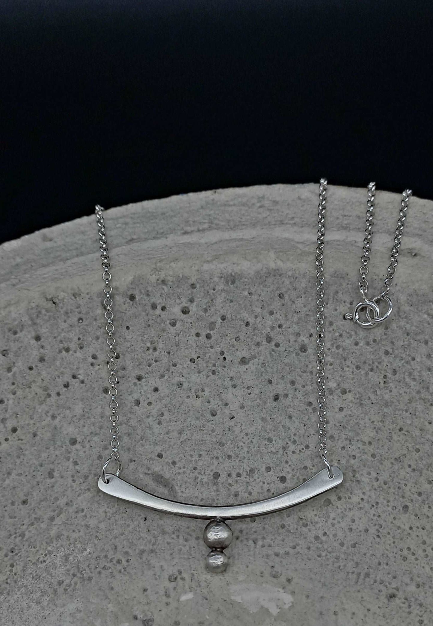 Bar necklace with granules