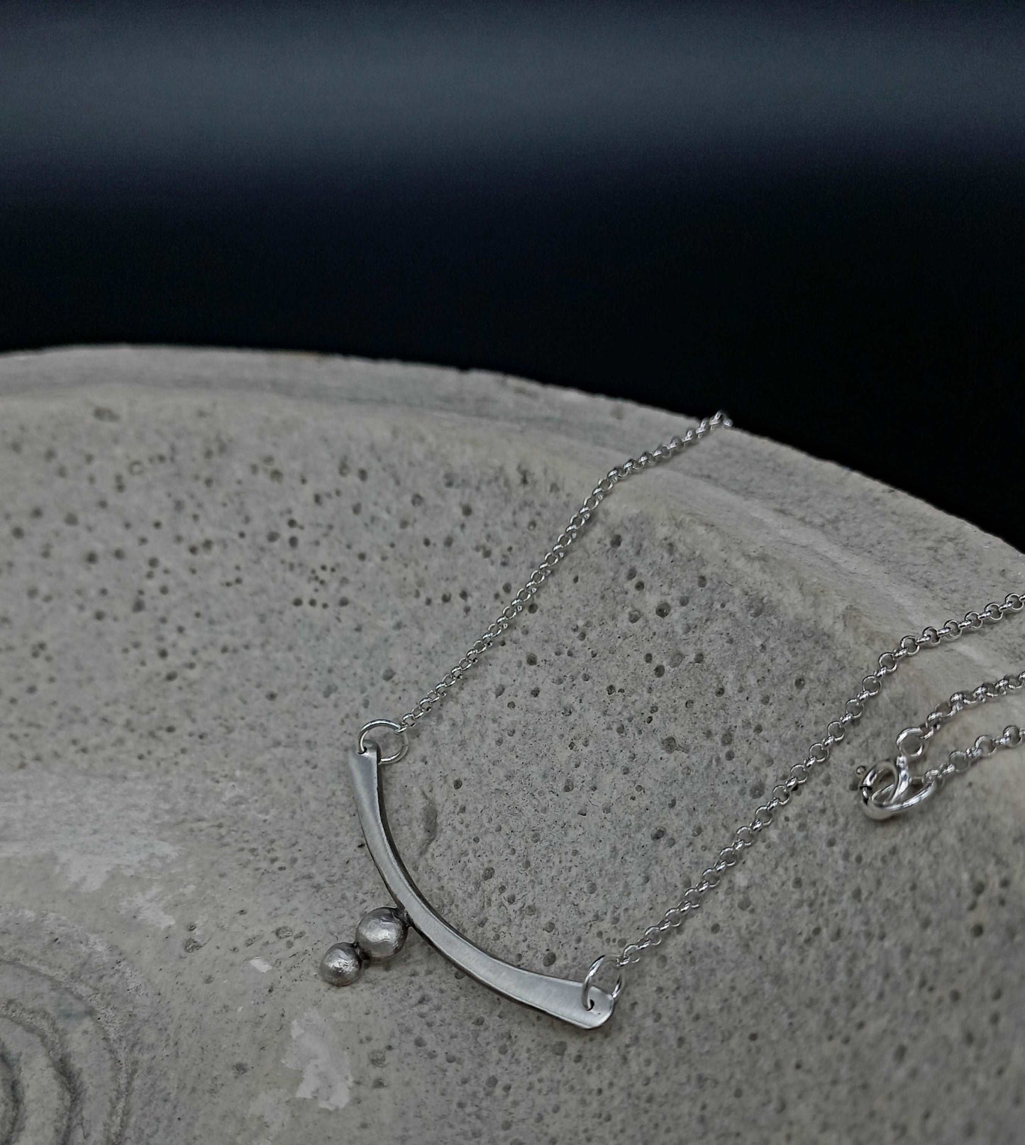 Bar necklace with granules