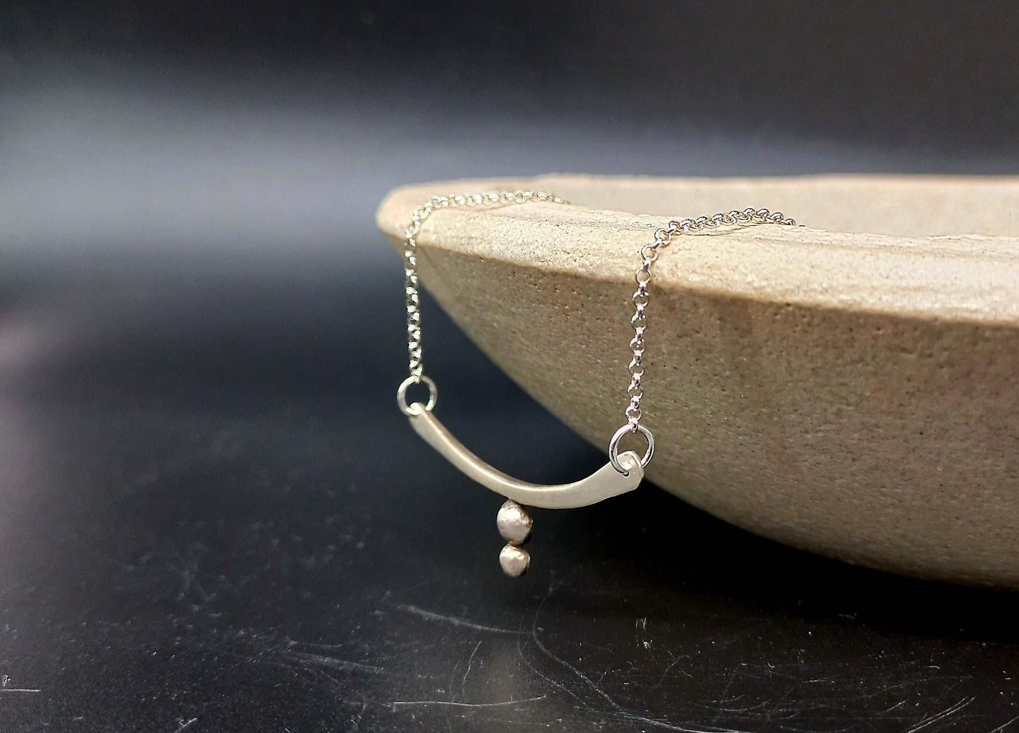 Bar necklace with granules