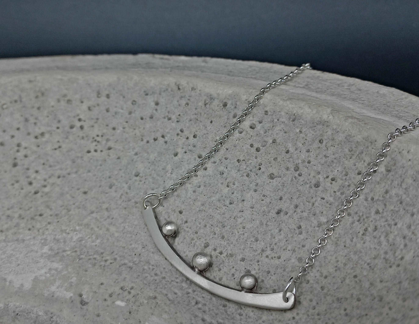 Bar necklace with granules