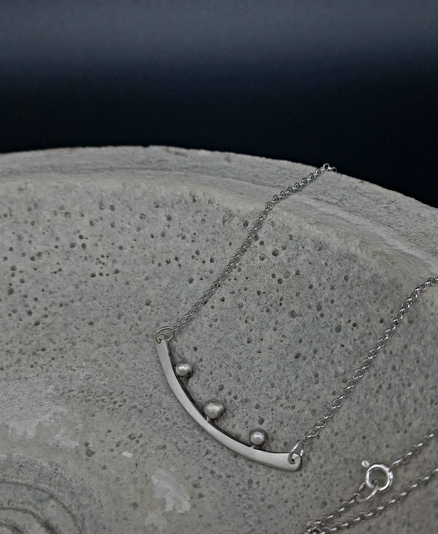 Bar necklace with granules