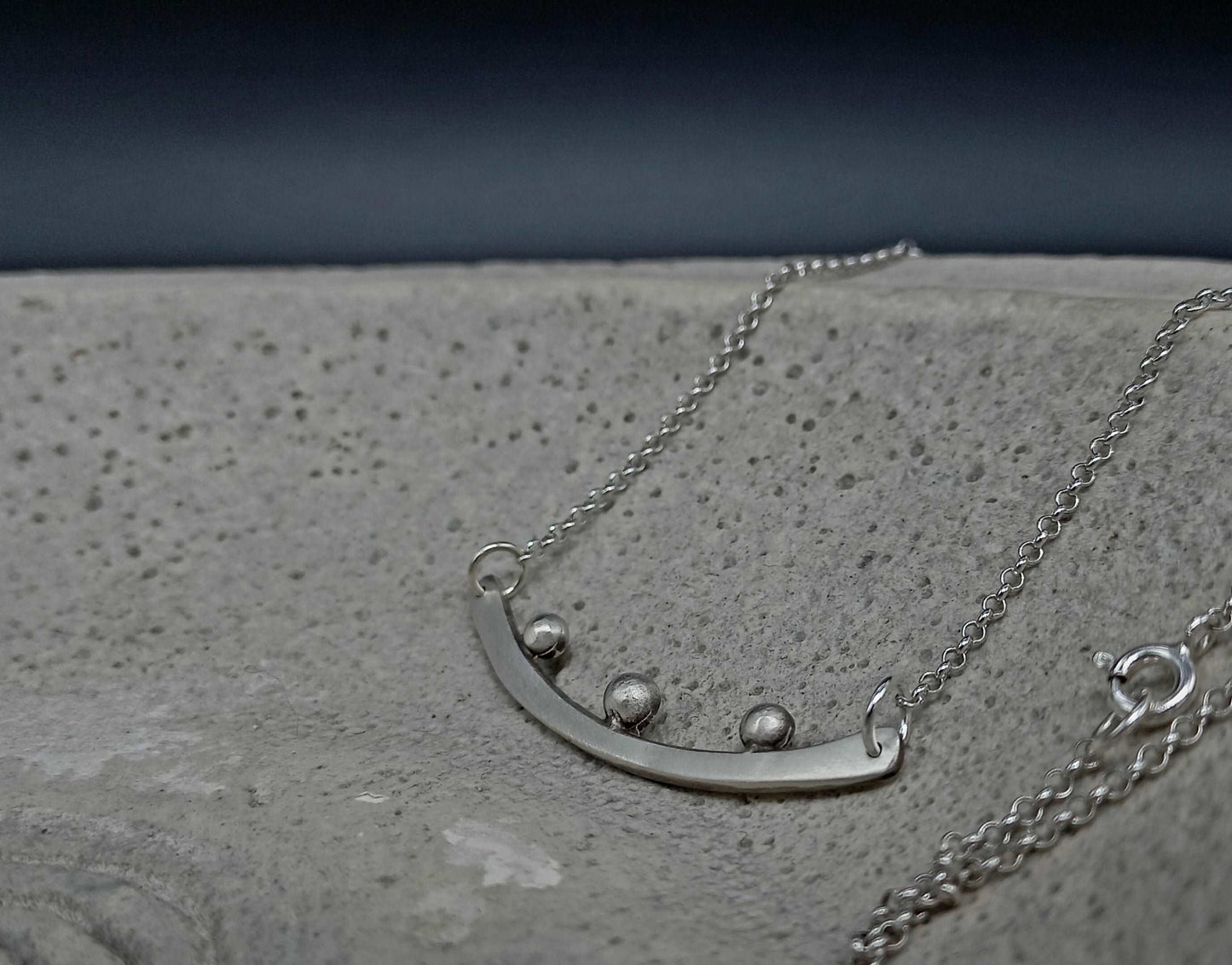 Bar necklace with granules