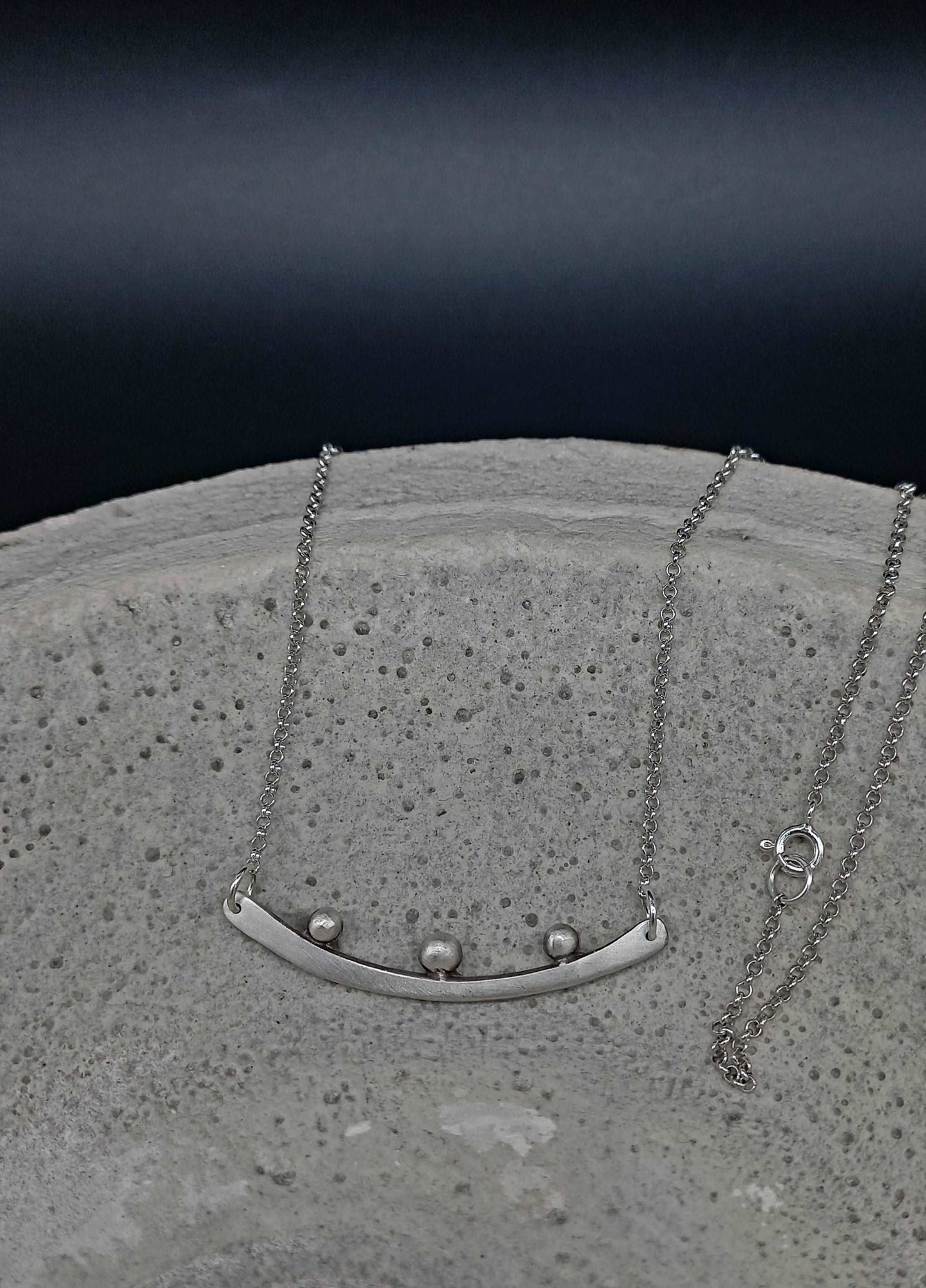 Bar necklace with granules