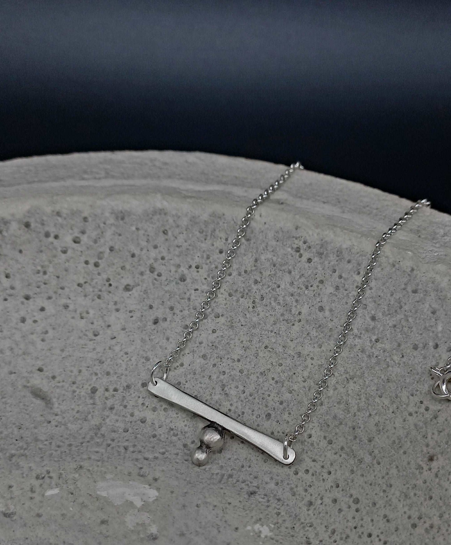 Mini bar necklace with granules
