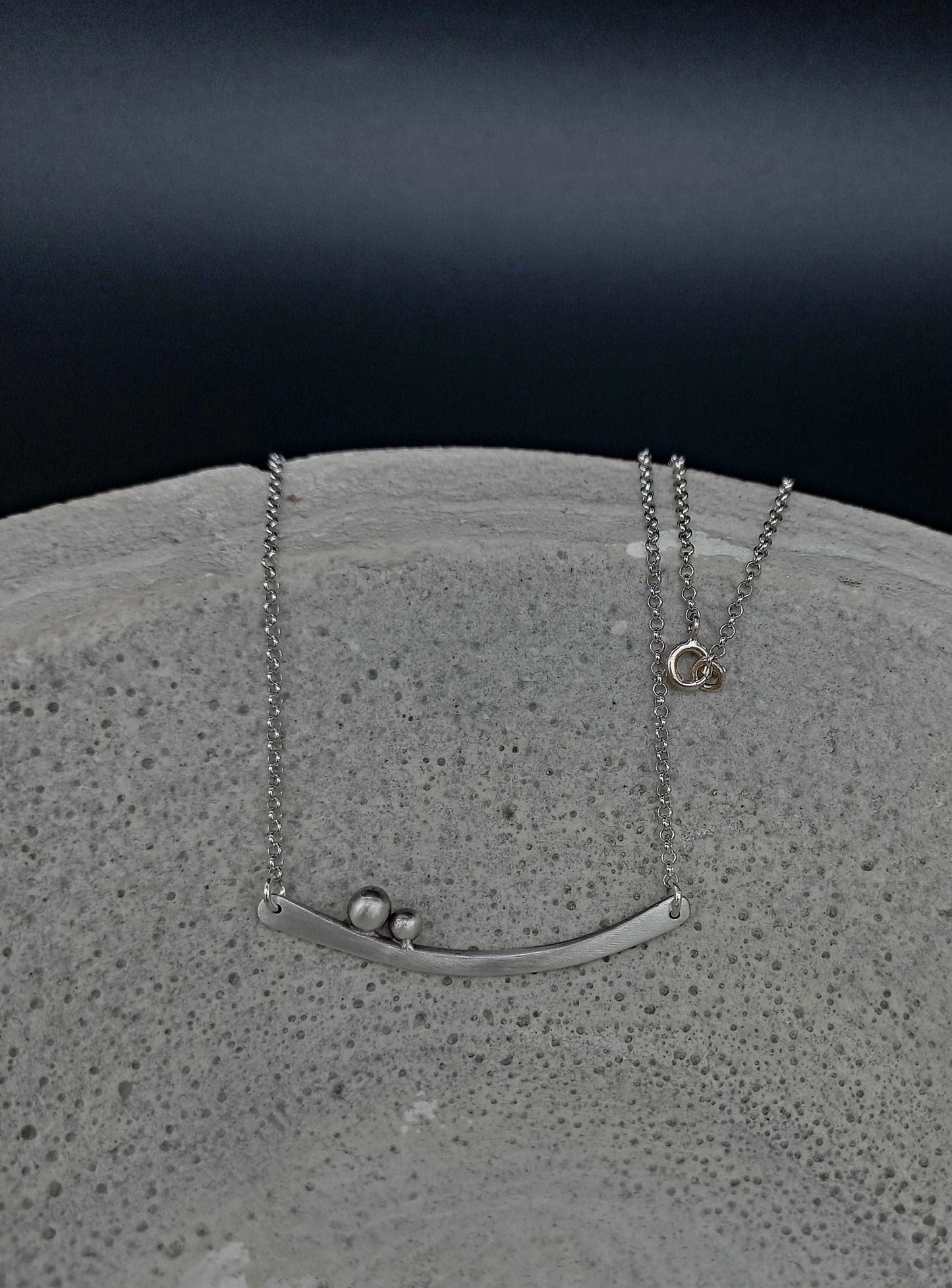 Bar necklace with granules