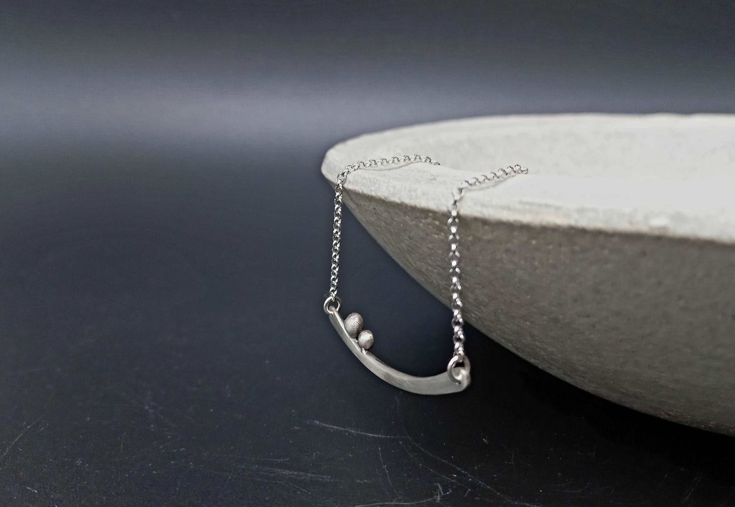Bar necklace with granules