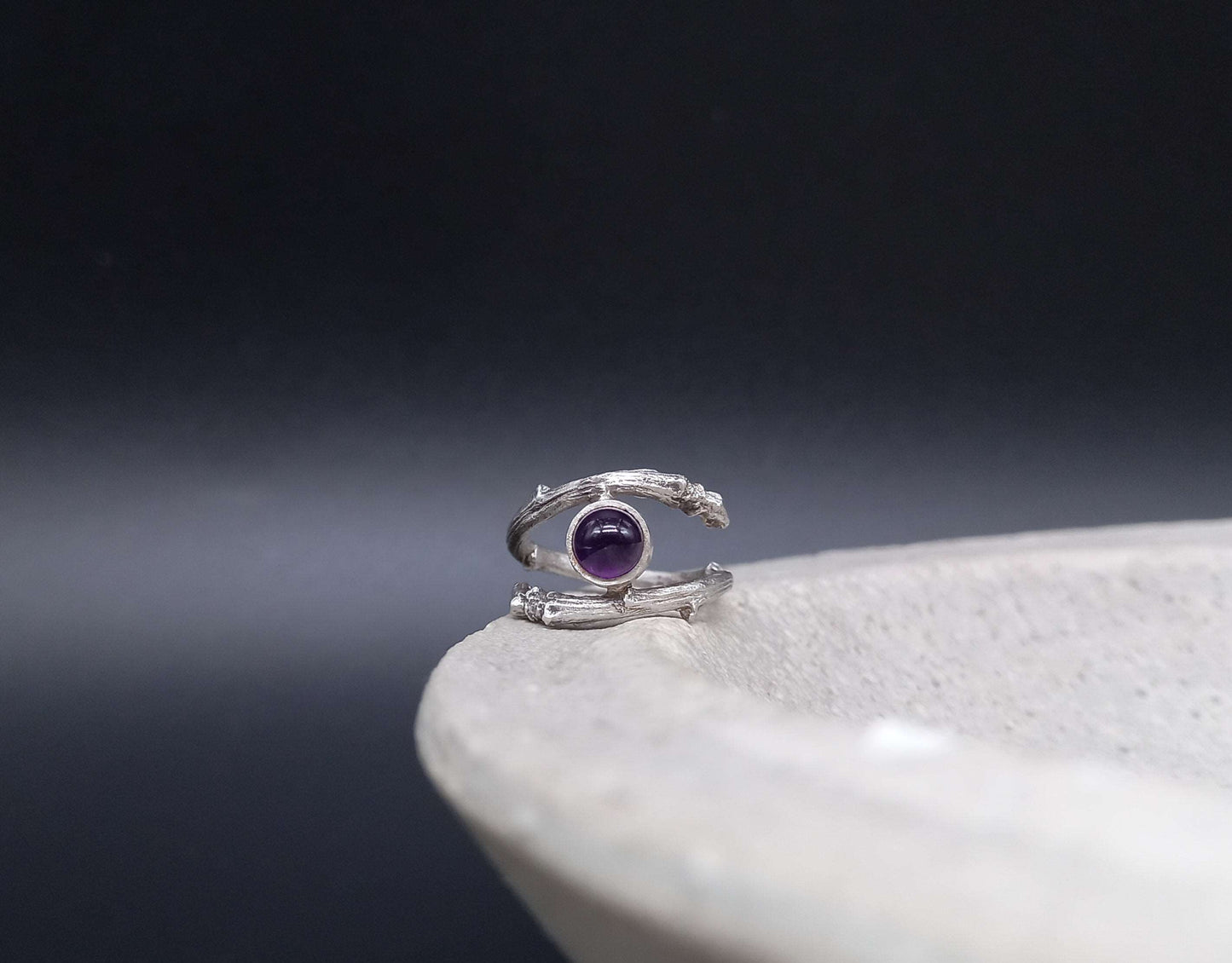 Twig ring amethyst
