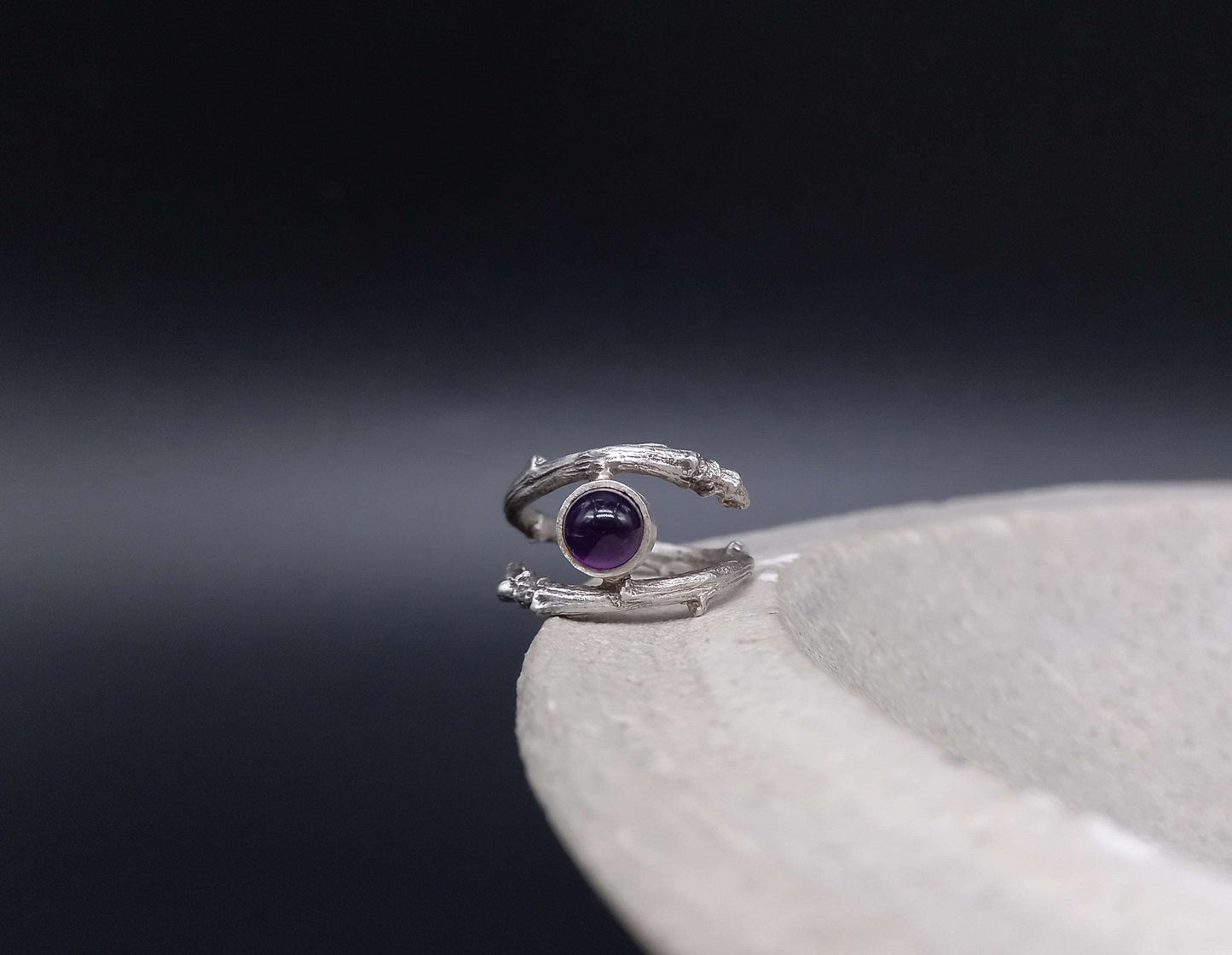 Twig ring amethyst