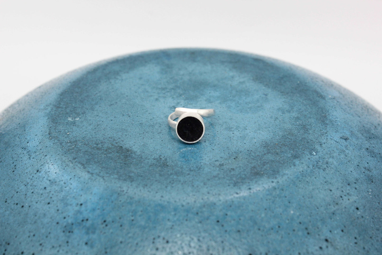 Black round shape ring
