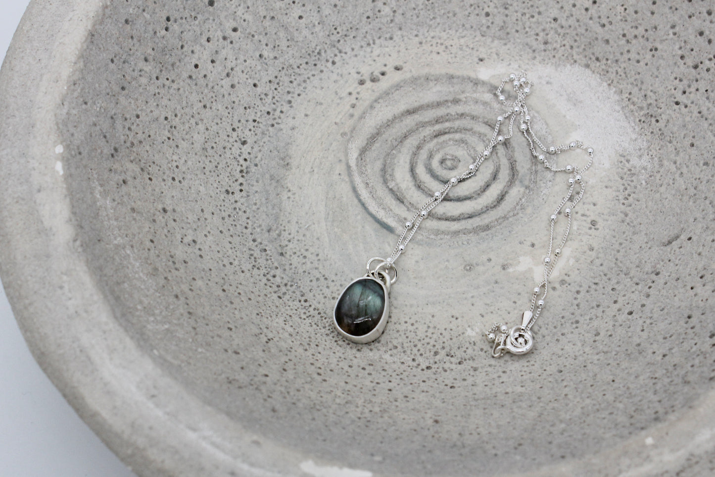Οne of a kind labradorite pendant