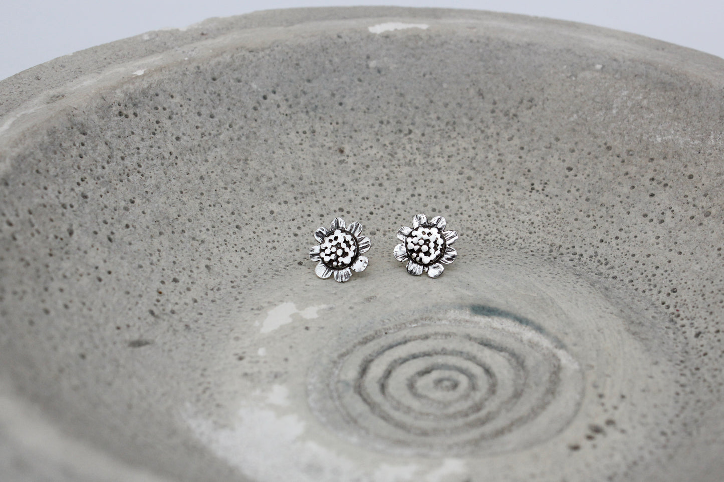 Daisy earstuds
