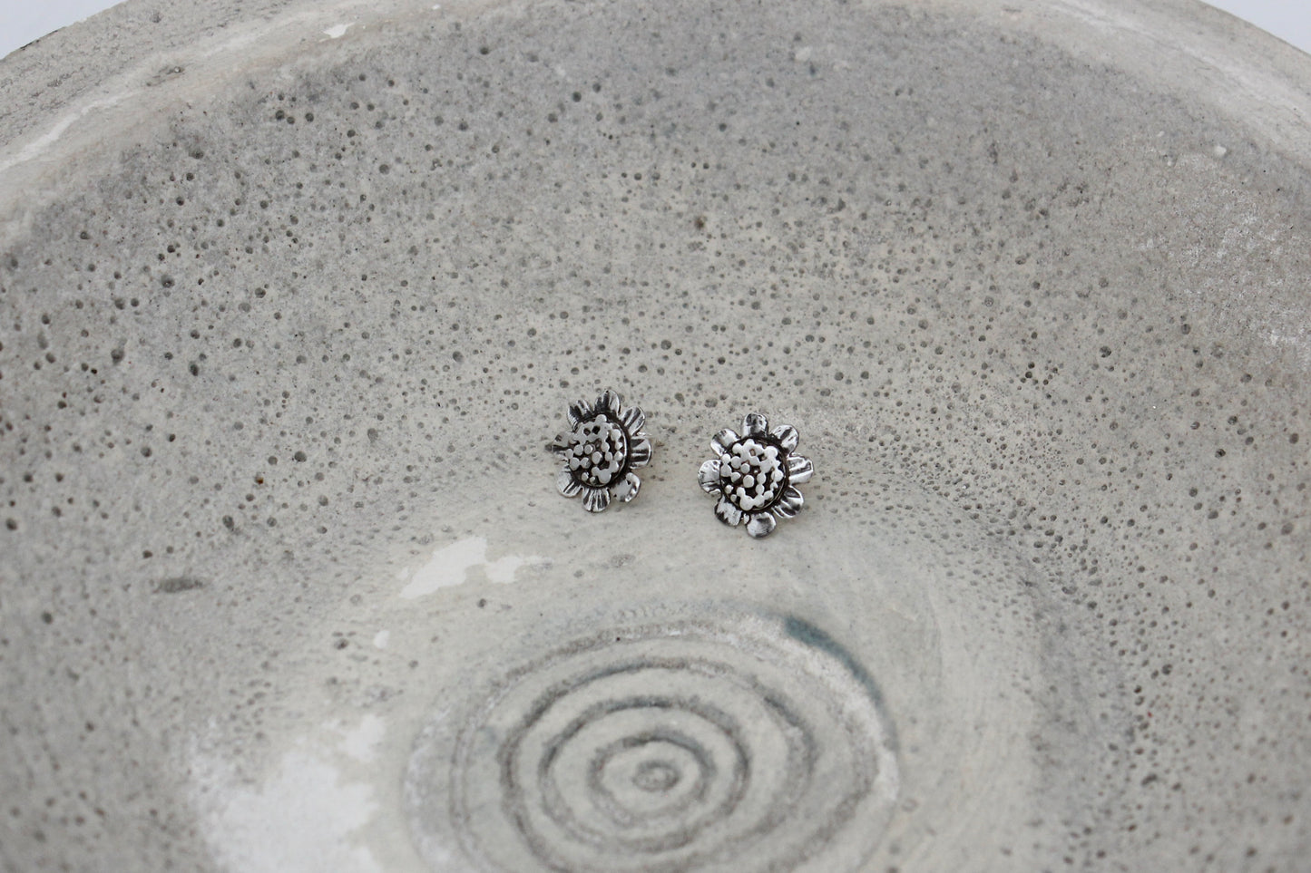 Daisy earstuds
