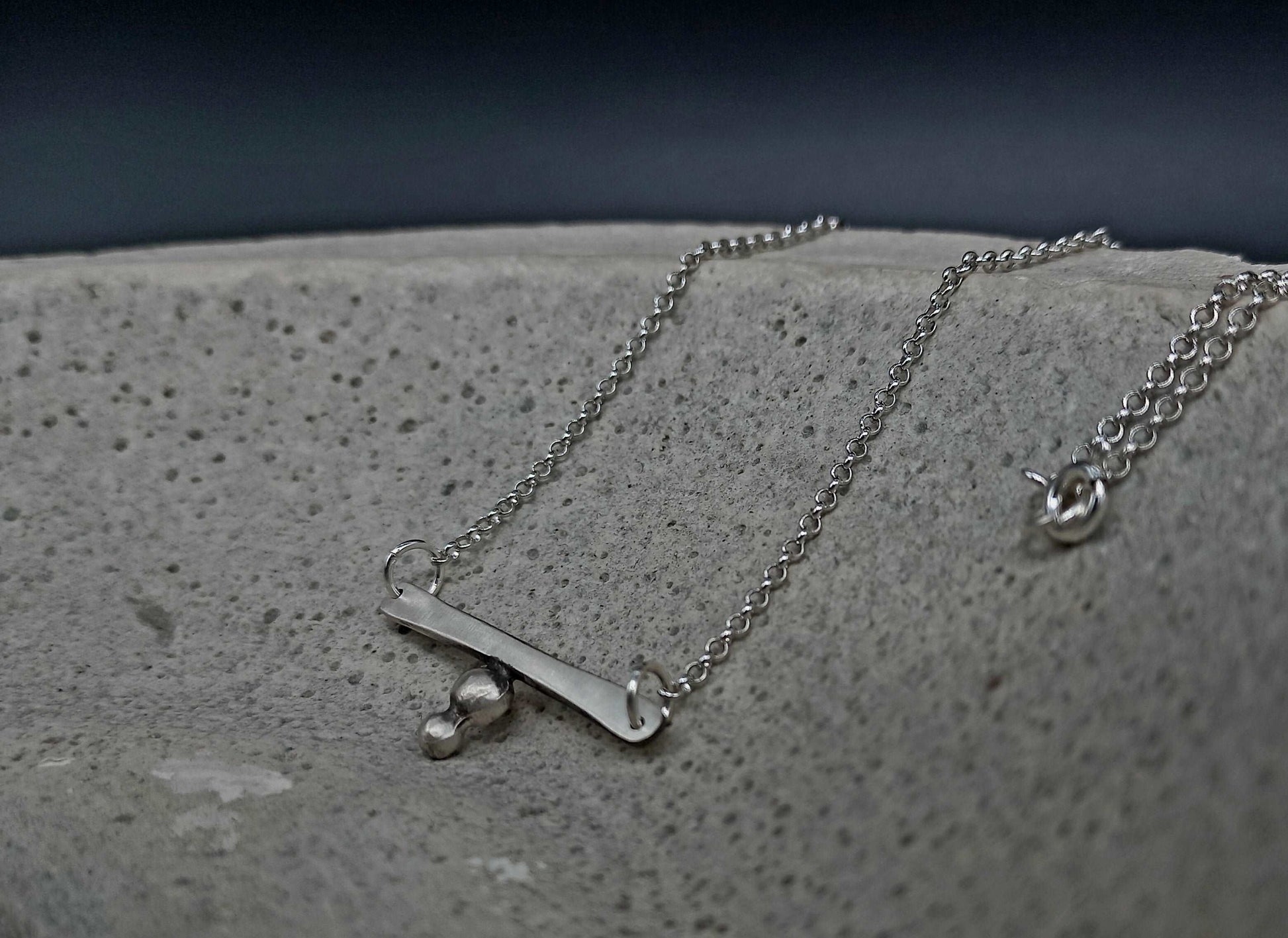 Mini bar necklace with granules