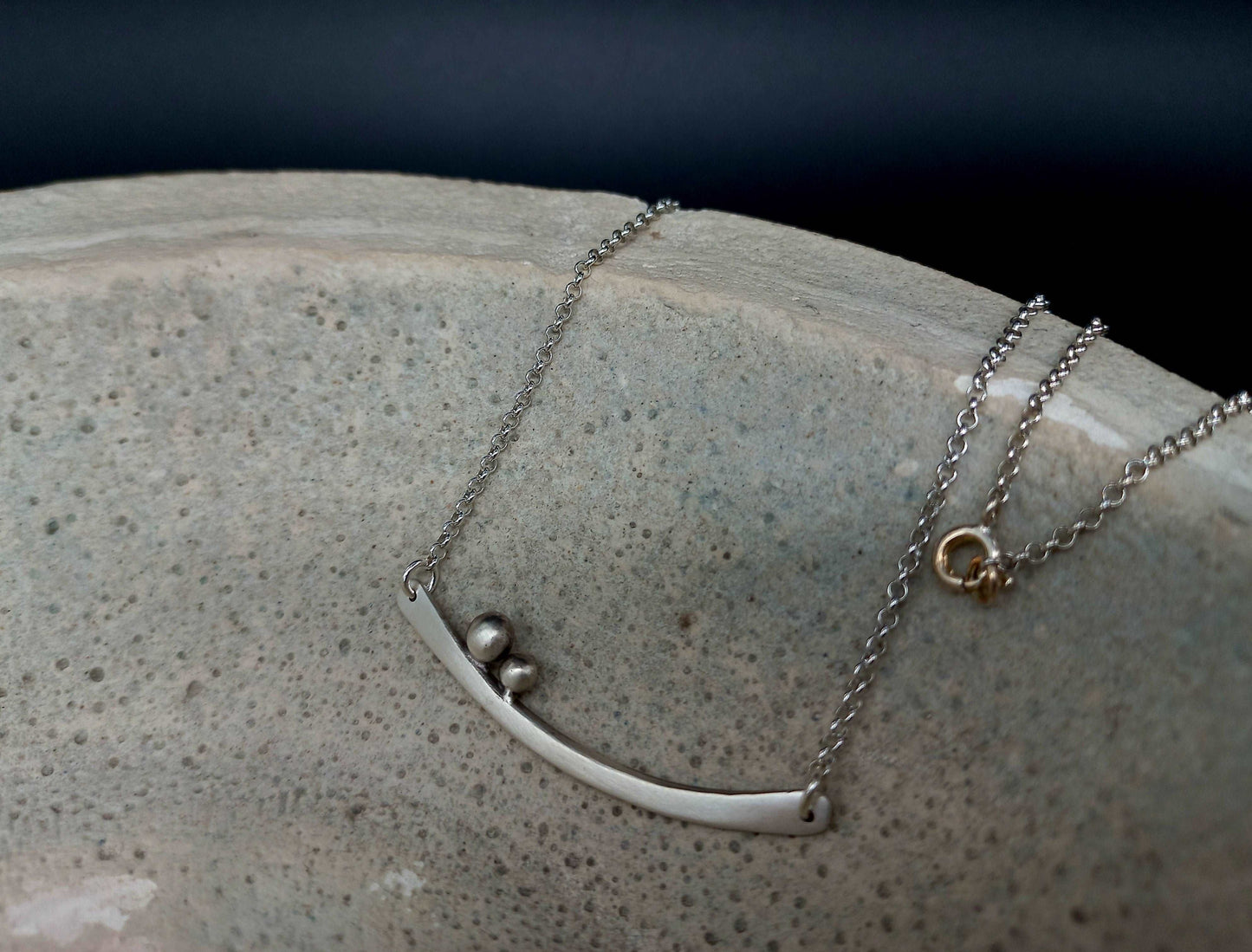 Bar necklace with granules