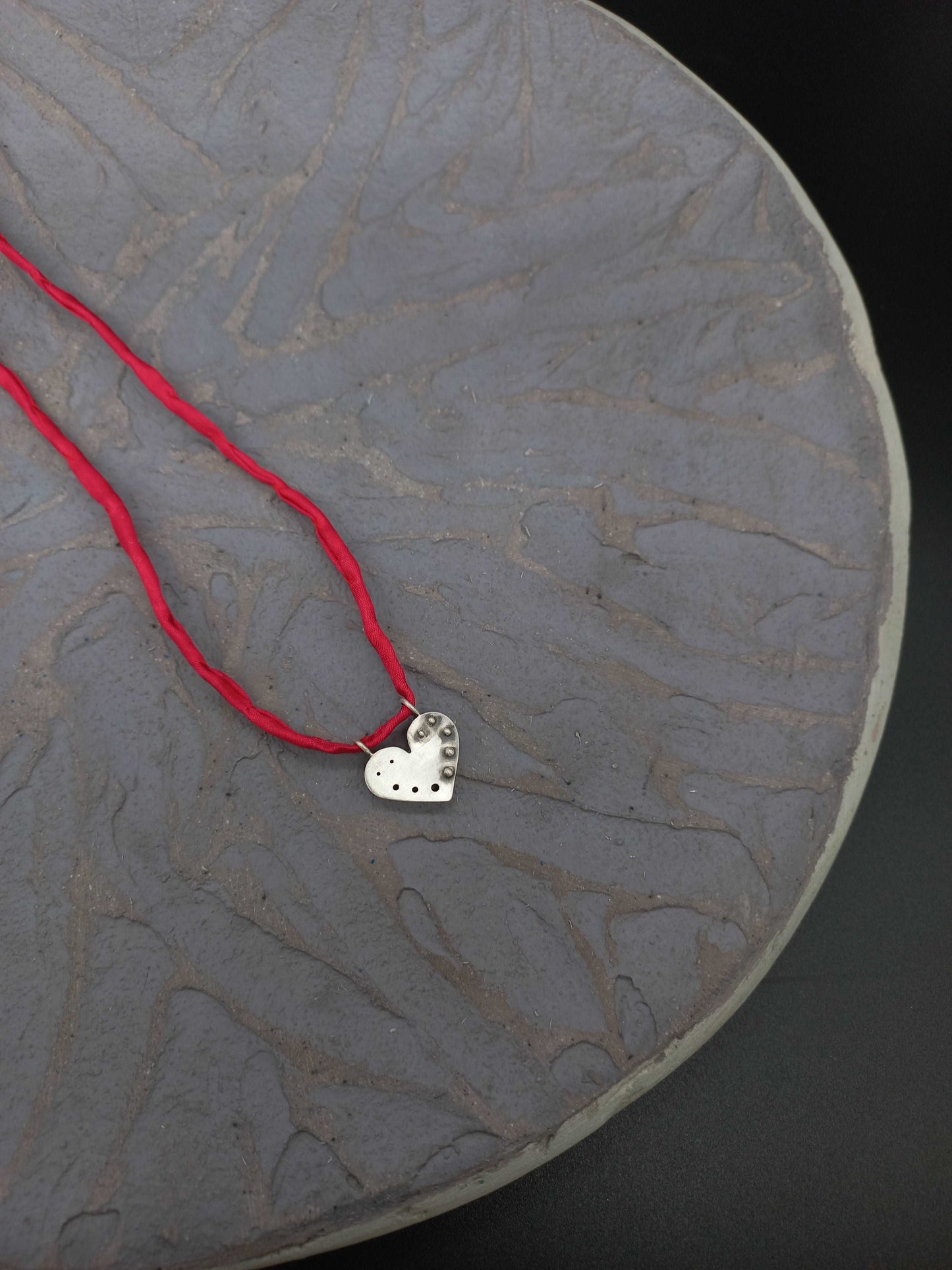 Round heart pendant with granules