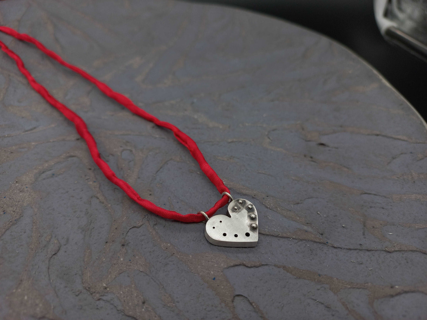 Round heart pendant with granules