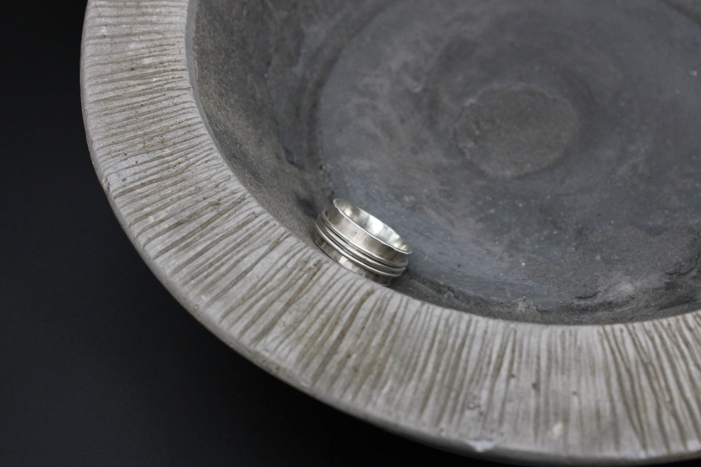 Σφυρήλατο ασημένιο spinner δαχτυλίδι 