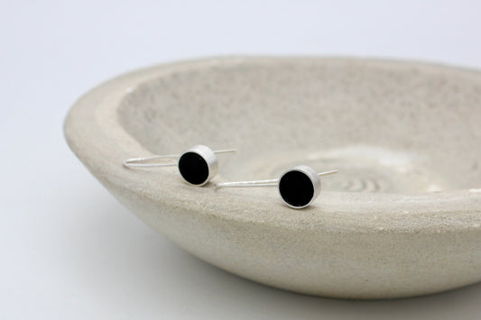 Round shape black earrings