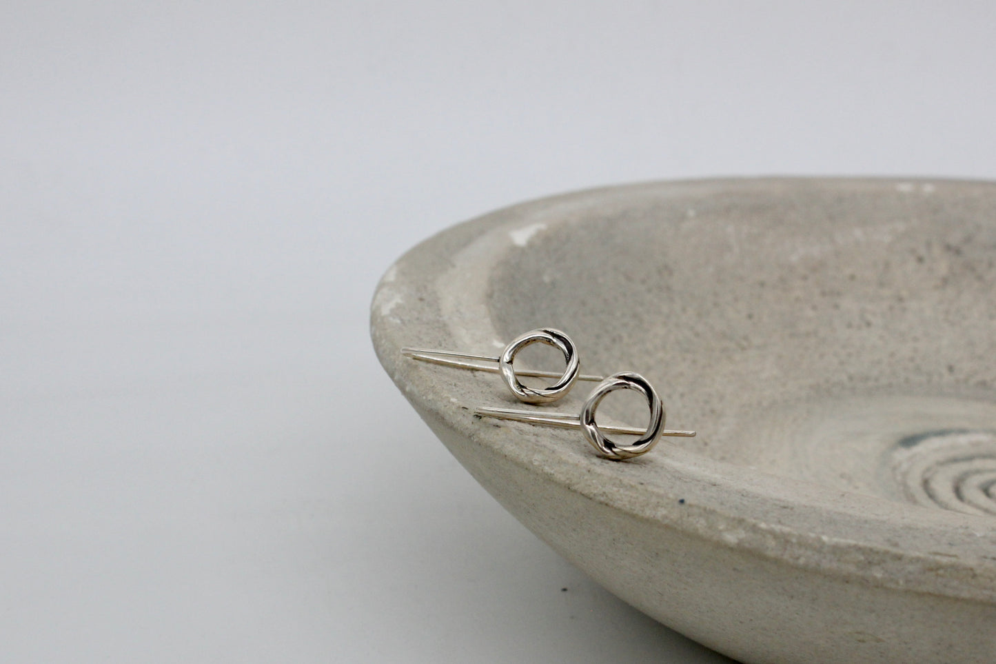 Twist minimal round earrings