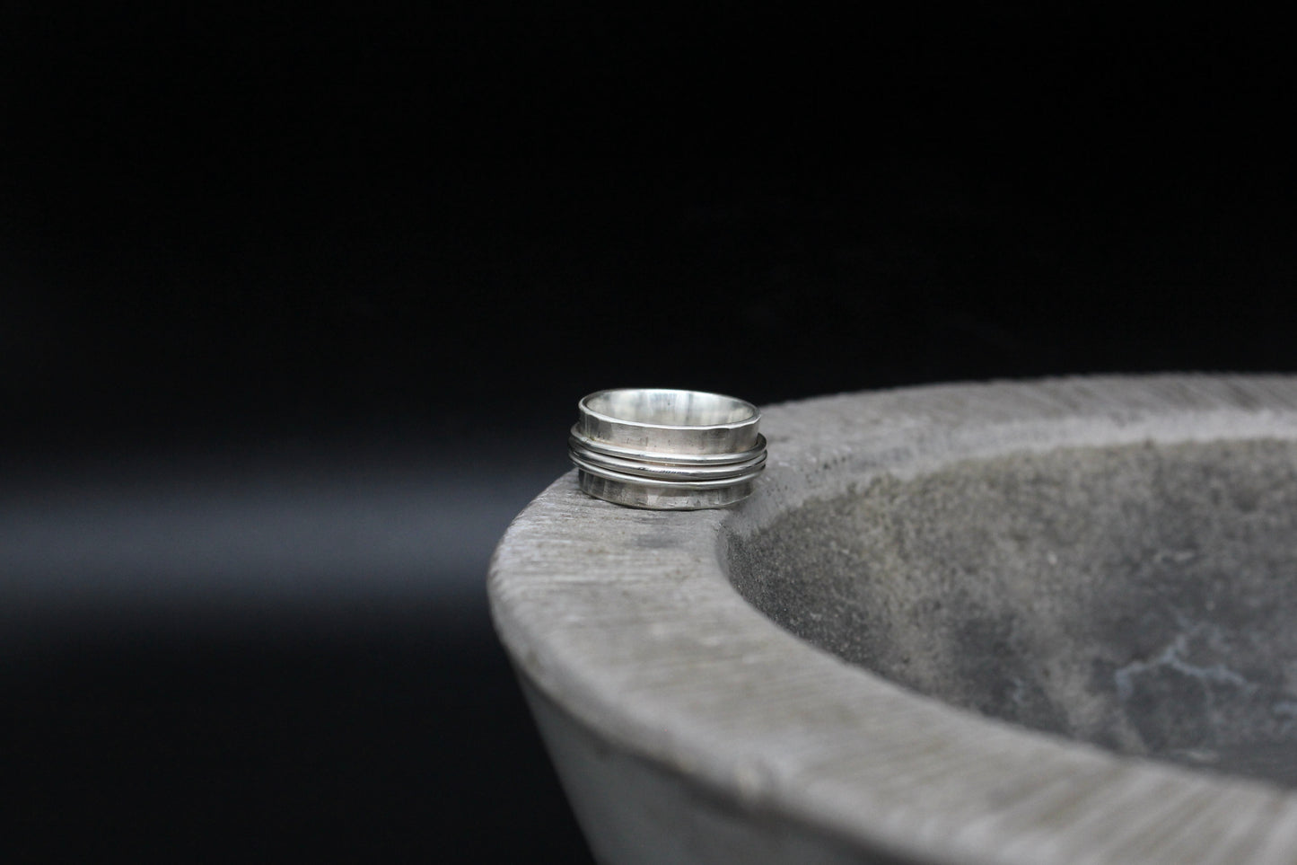 Σφυρήλατο ασημένιο spinner δαχτυλίδι 