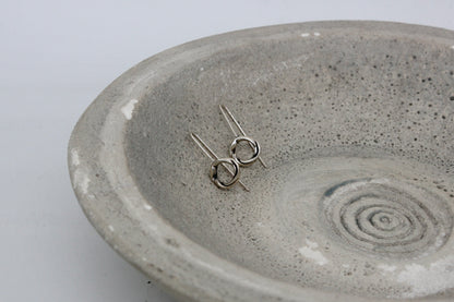 Twist minimal round earrings