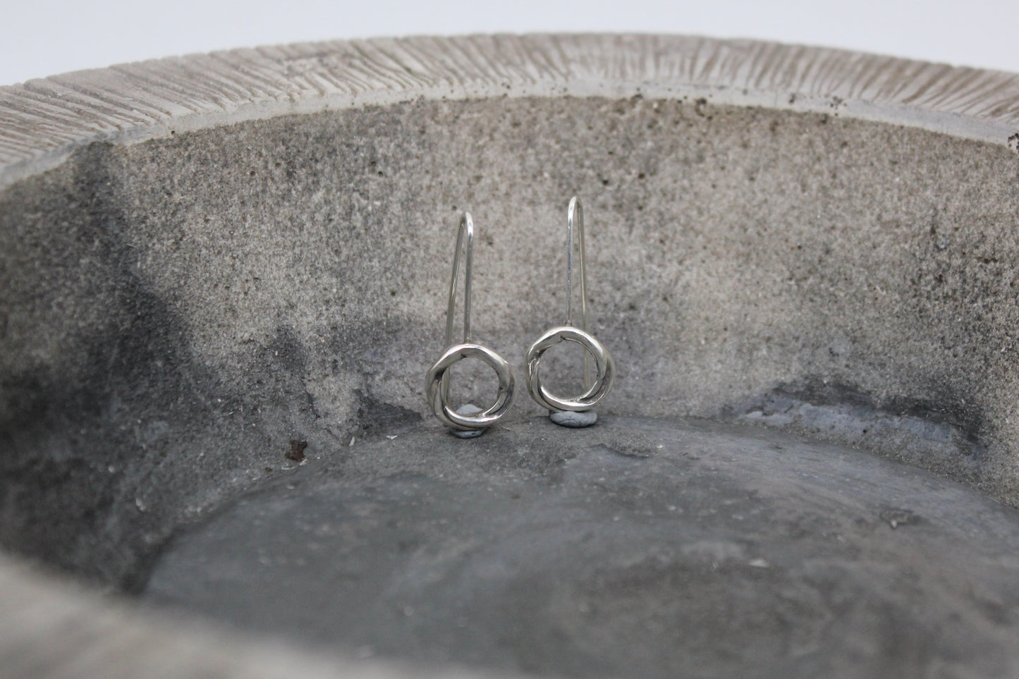 Minimal round earrings