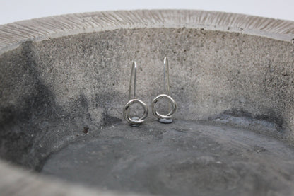Minimal round earrings