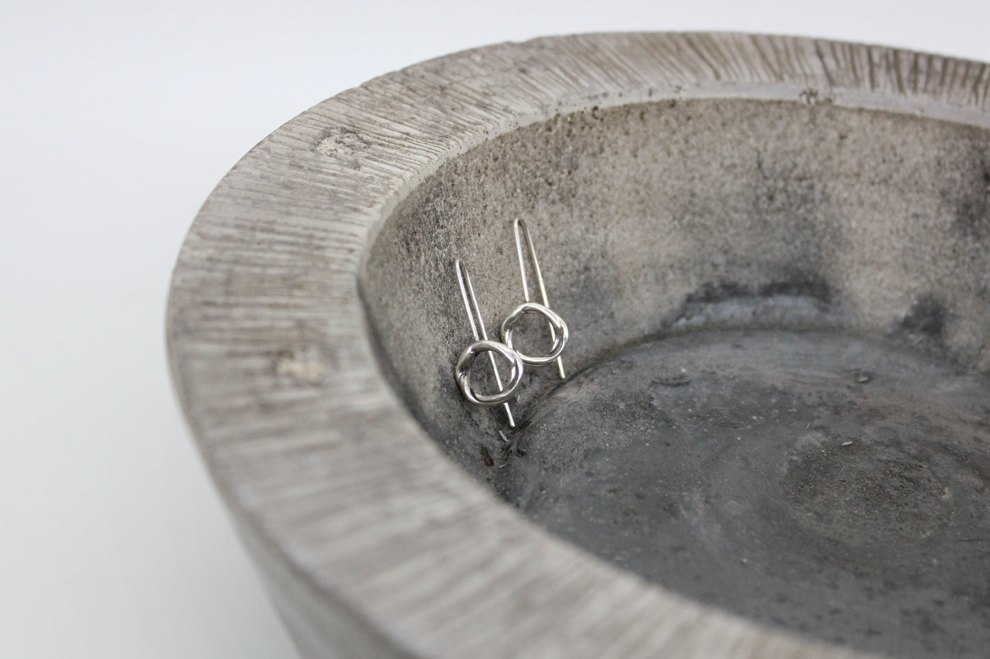 Minimal round earrings