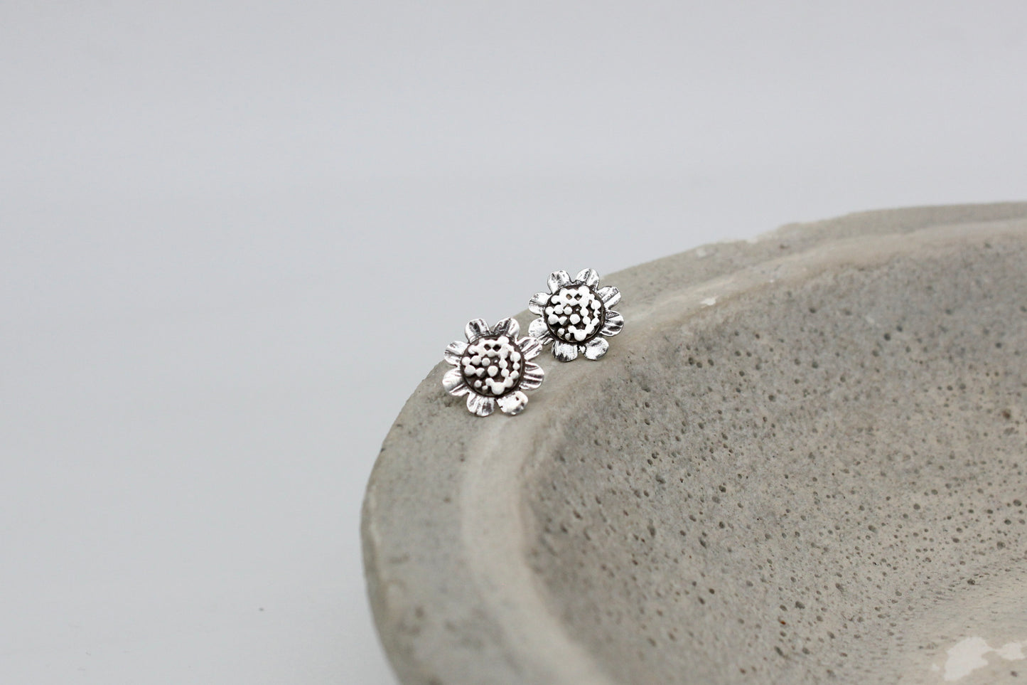 Daisy earstuds