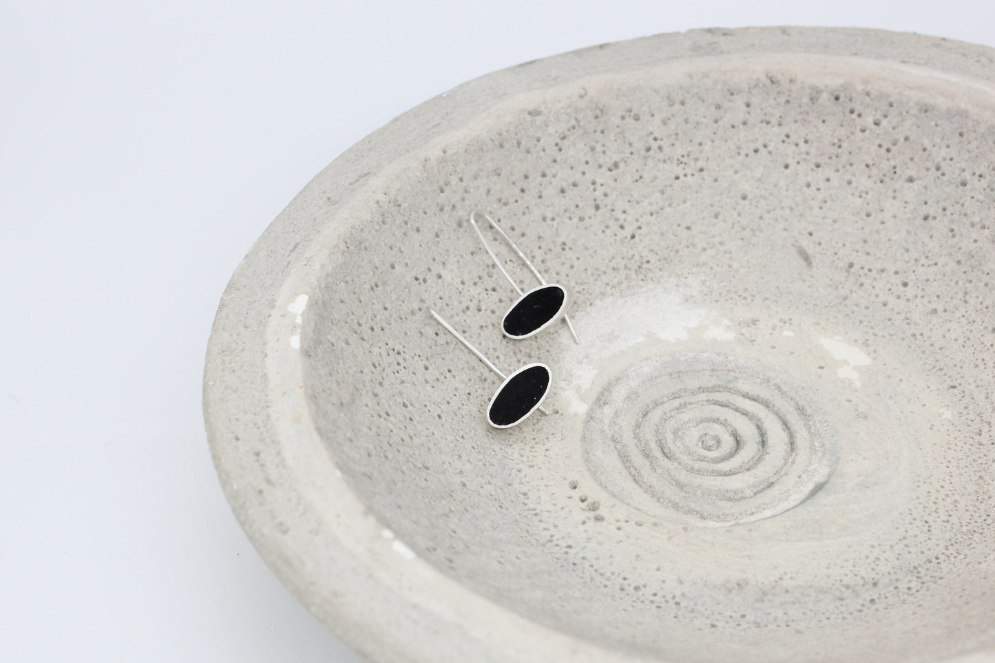 Oval shape black earrings