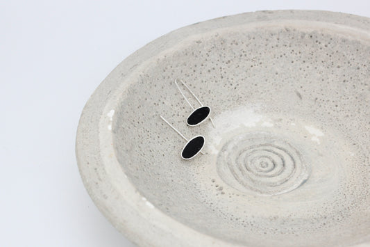 Oval shape black earrings