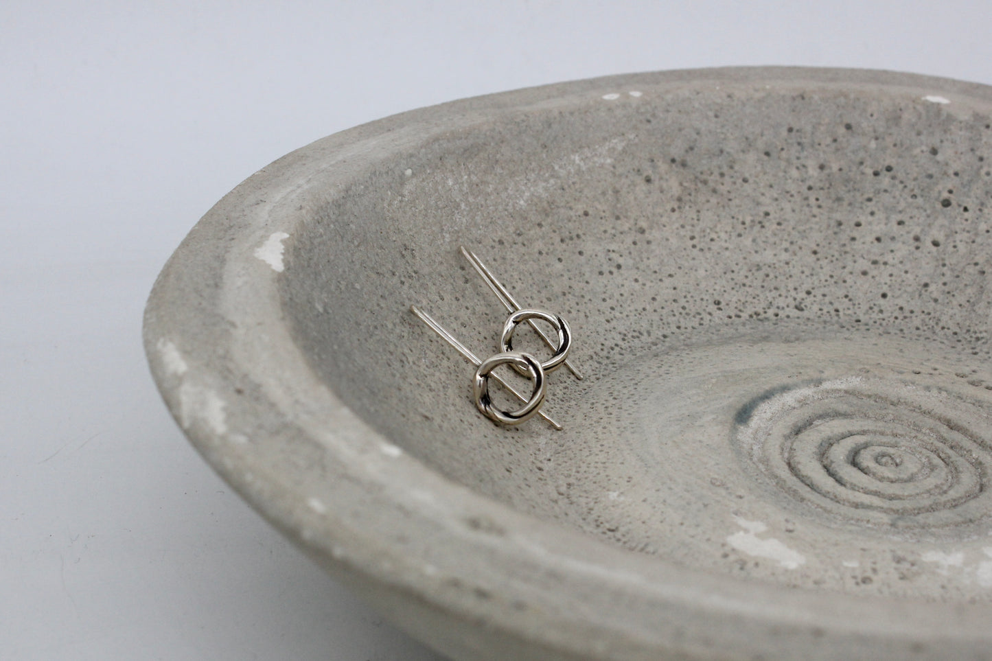 Twist minimal round earrings