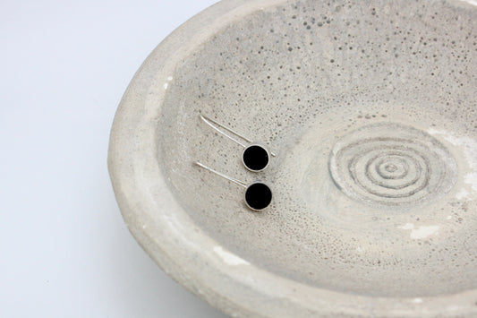 Round shape black earrings