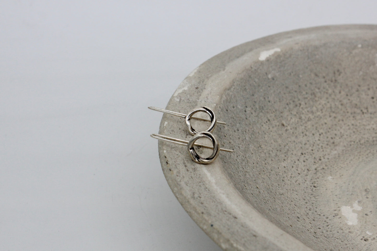 Twist minimal round earrings