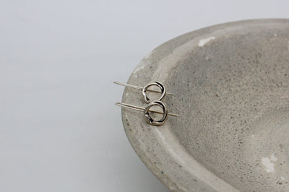 Twist minimal round earrings