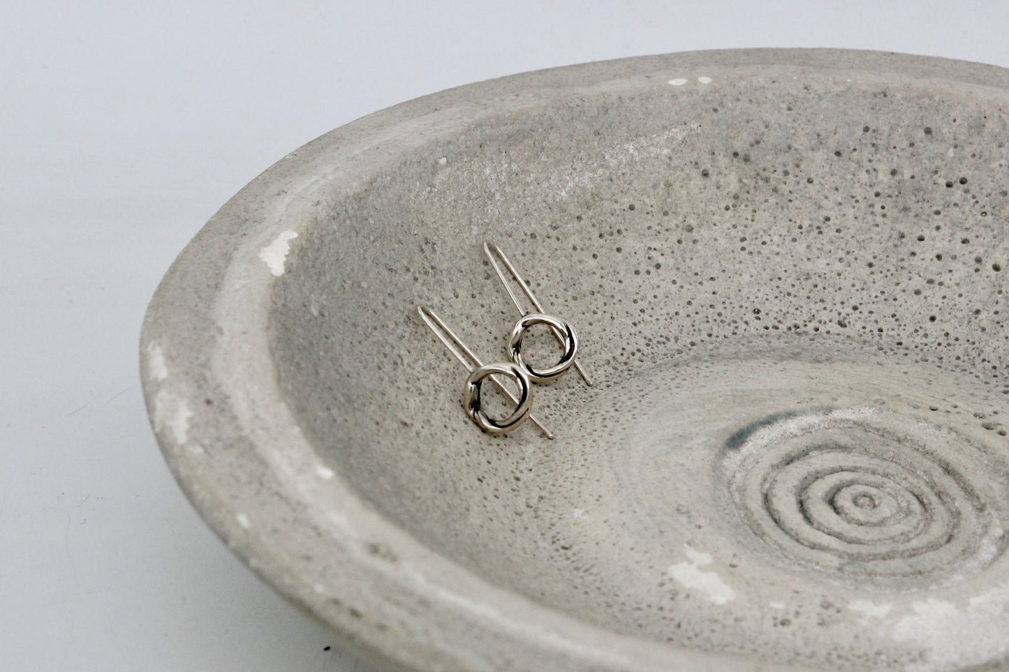 Twist minimal round earrings