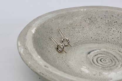 Twist minimal round earrings