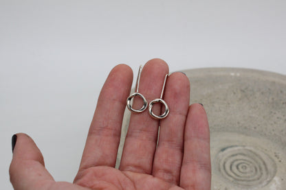 Twist minimal round earrings